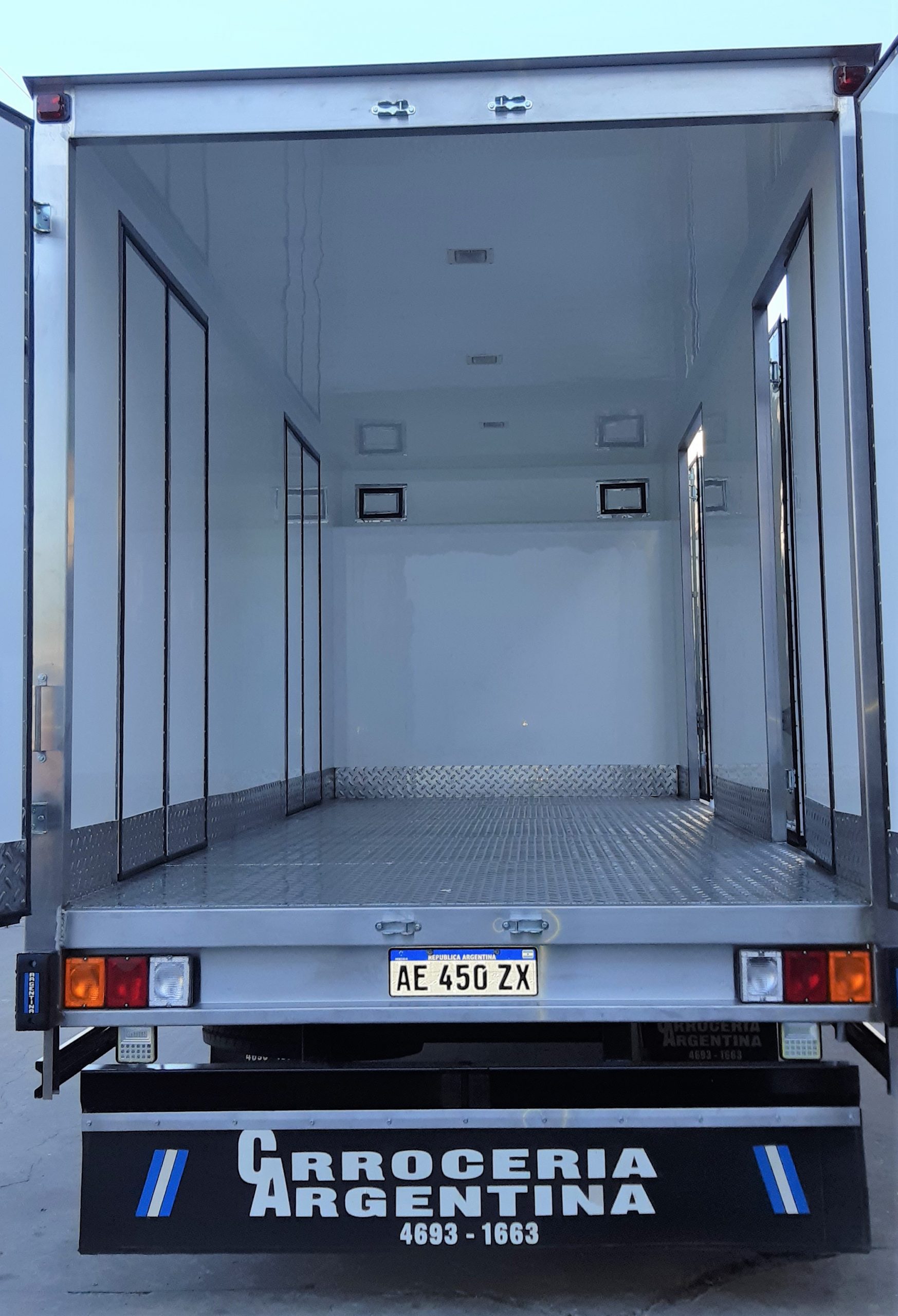 FORD CARGO 916 C BUCHE PISO DE INOX.1