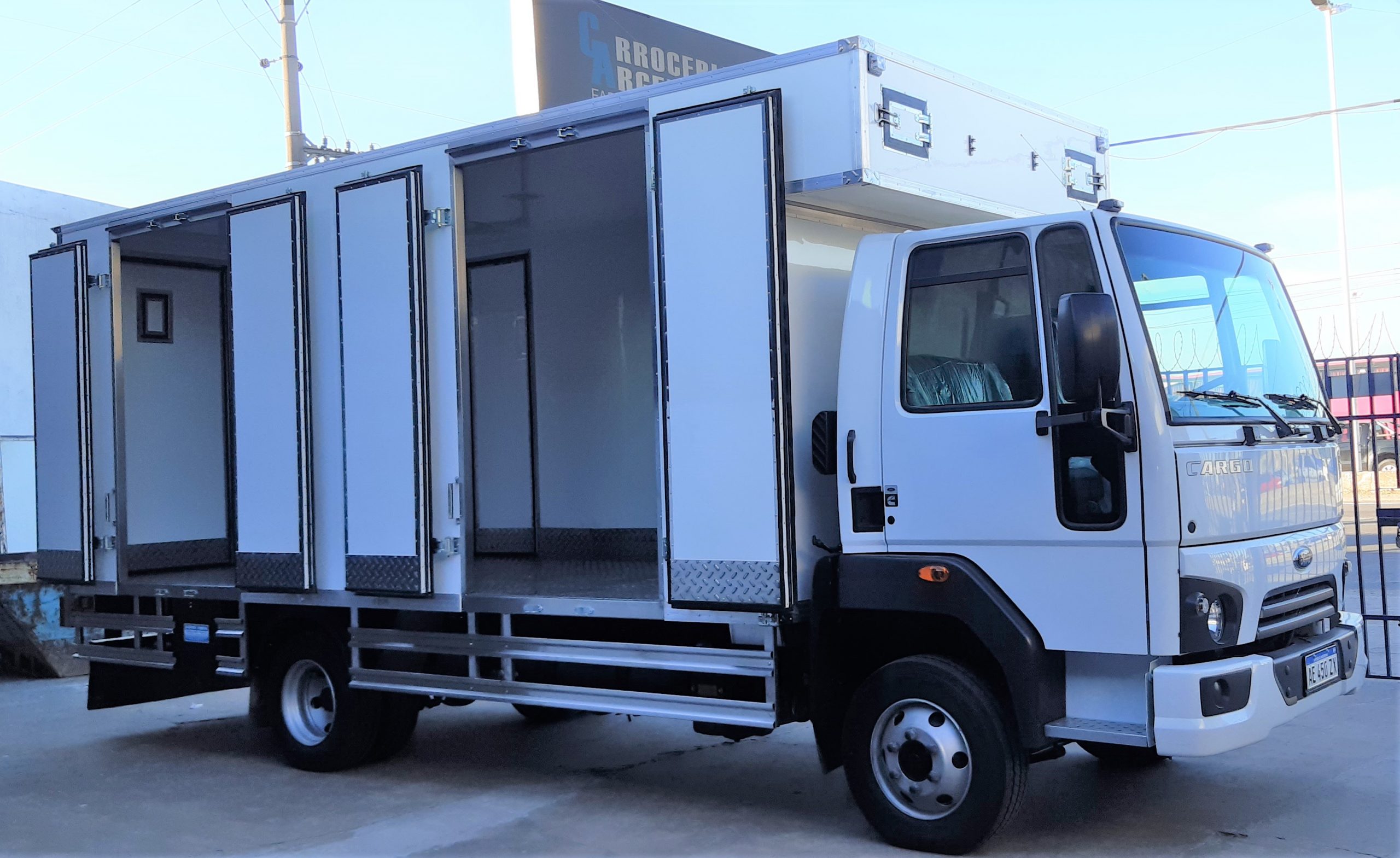 FORD CARGO 916 C BUCHE PISO DE INOX.2