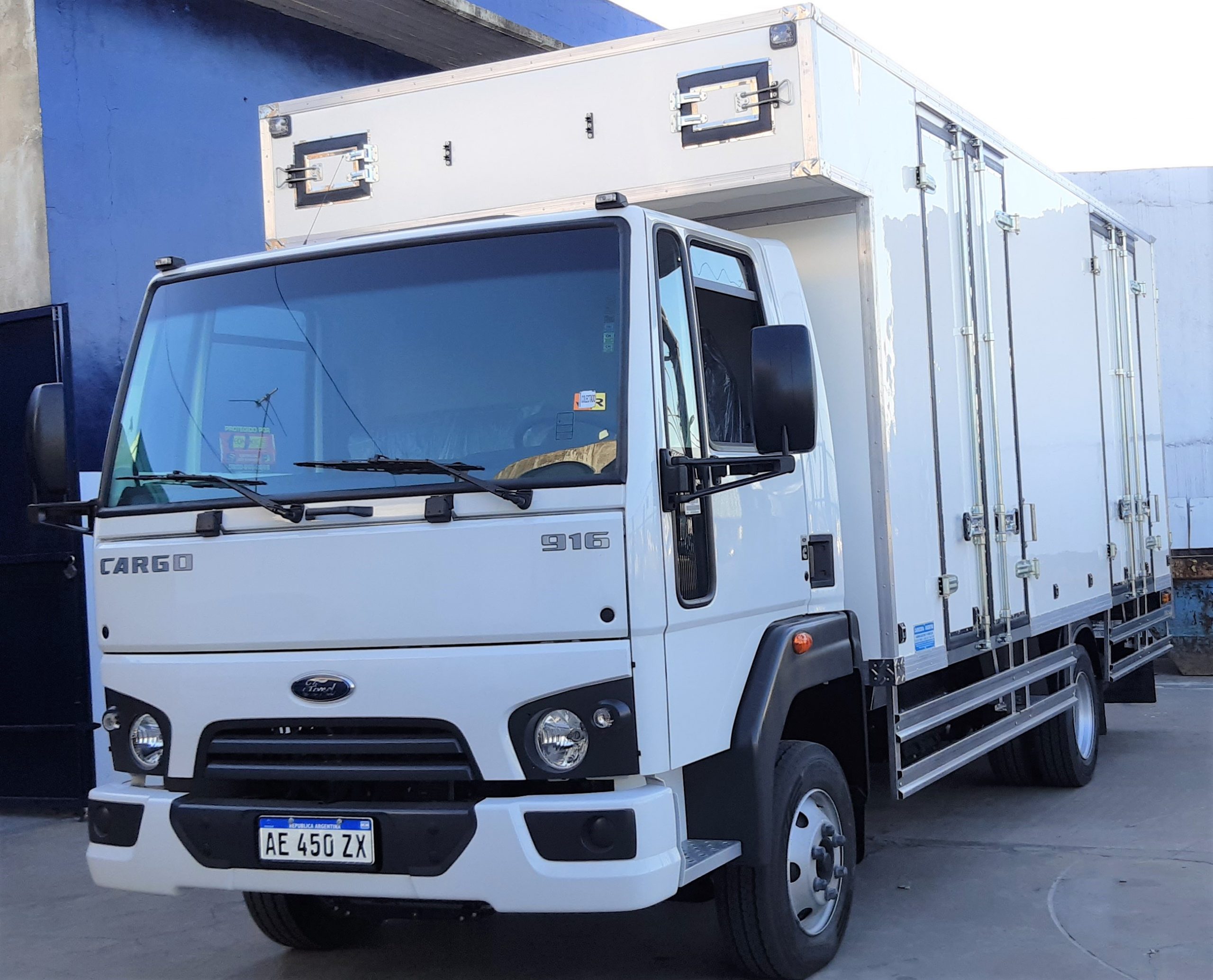 FORD CARGO 916 C BUCHE PISO DE INOX.3